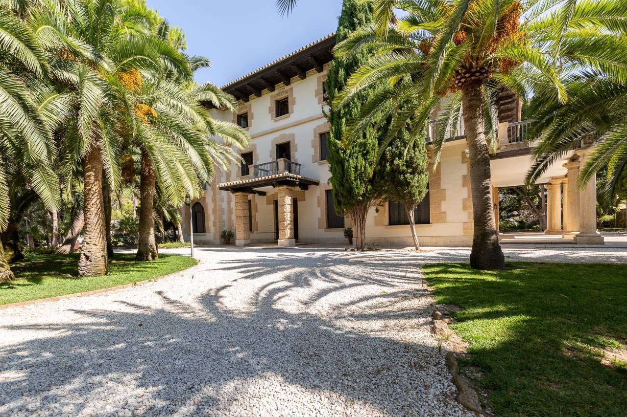 Fachada y jardines del Colegio de Arquitectos